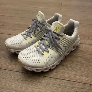 On women cloudswift Running Light Gray and Cream Athletic Shoes, 8.5